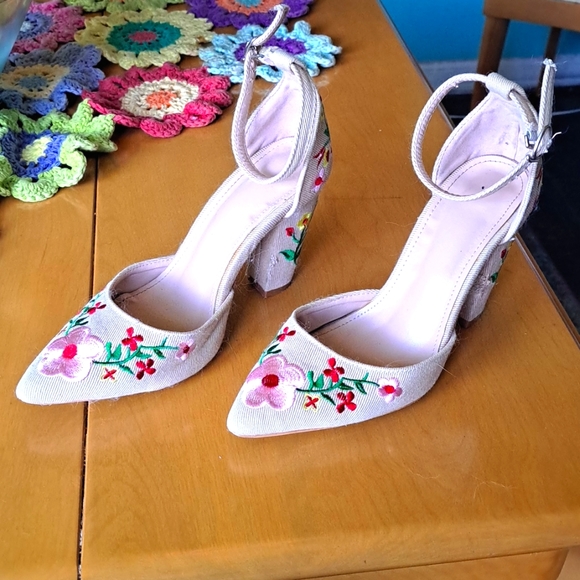 Zara Shoes - 🌸🌺Beautiful Flower Embroidered Fabric Ankle Strapped Heels
